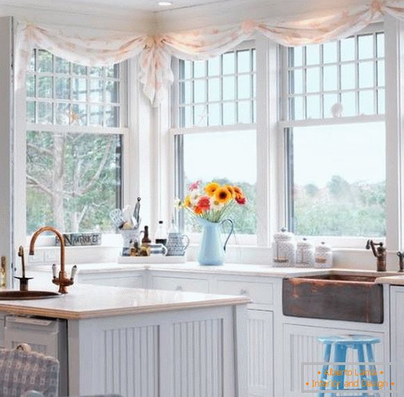 Kratke majhne zavese v kuhinji - fotografija 2016