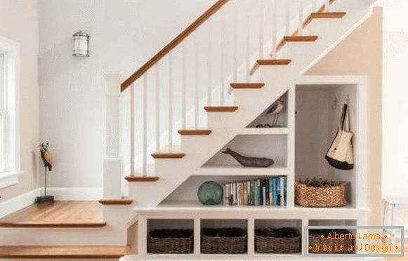 Zasnova stopnišča v zasebni hiši z omari pod stopnicami