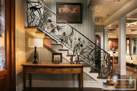 Lepa kovana ograja za stopnice v hiši - fotografija z idejami