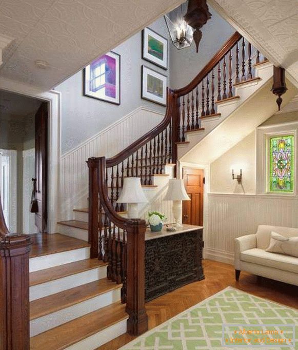 Zaključevanje stopnic v hiši - fotografija z lesenimi držaji