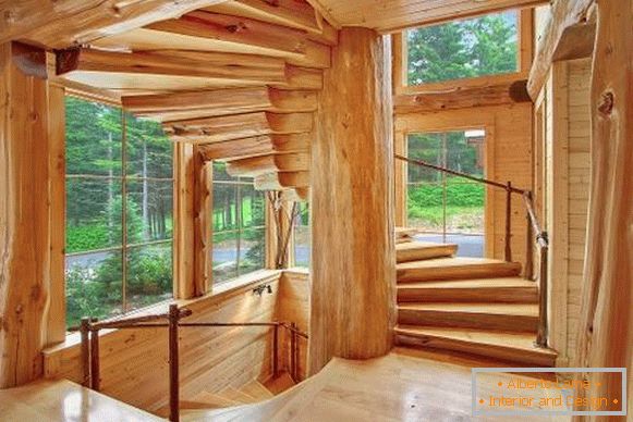 Oblikovanje lesenega stopnišča v leseni hiši