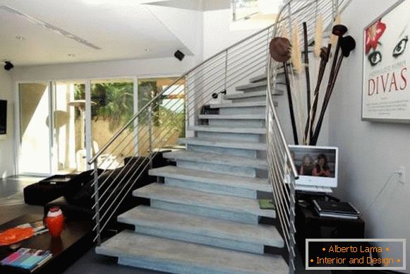 Lepa betonska stopnišča v notranjosti zasebne hiše