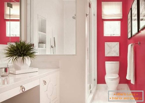 Lepa majhna kopalnica - fotografija v beli in roza barvi
