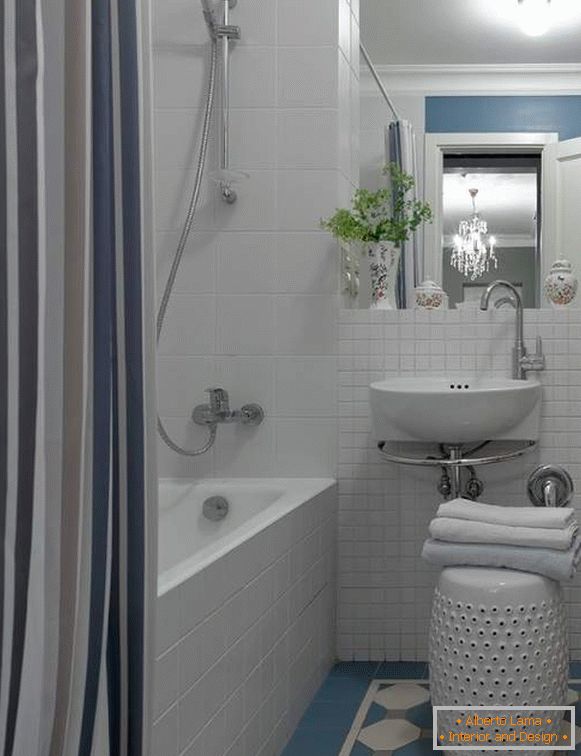 Lepe majhne kopalnice - fotografija v beli in modri barvi
