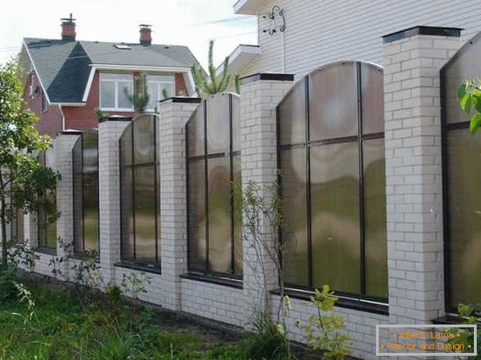 foto ograja za zasebno hišo iz polikarbonata