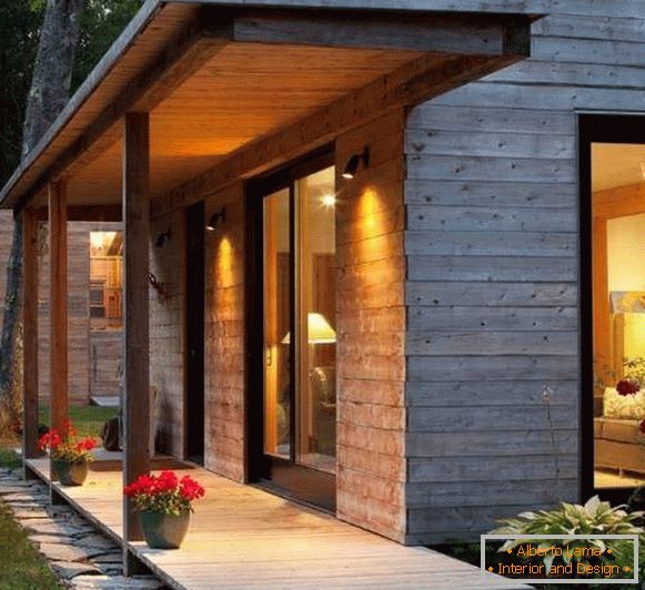 Majhna veranda iz lesa za moderno zasebno hišo