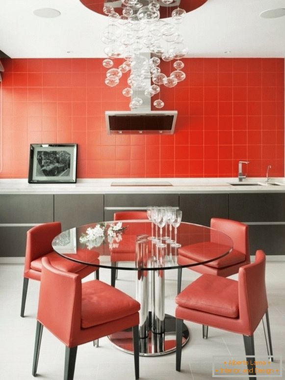 Kuhinjska zasnova z rdečo sliko