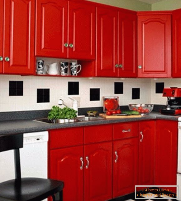 Rdeča kuhinja v notranjosti fotografije 16