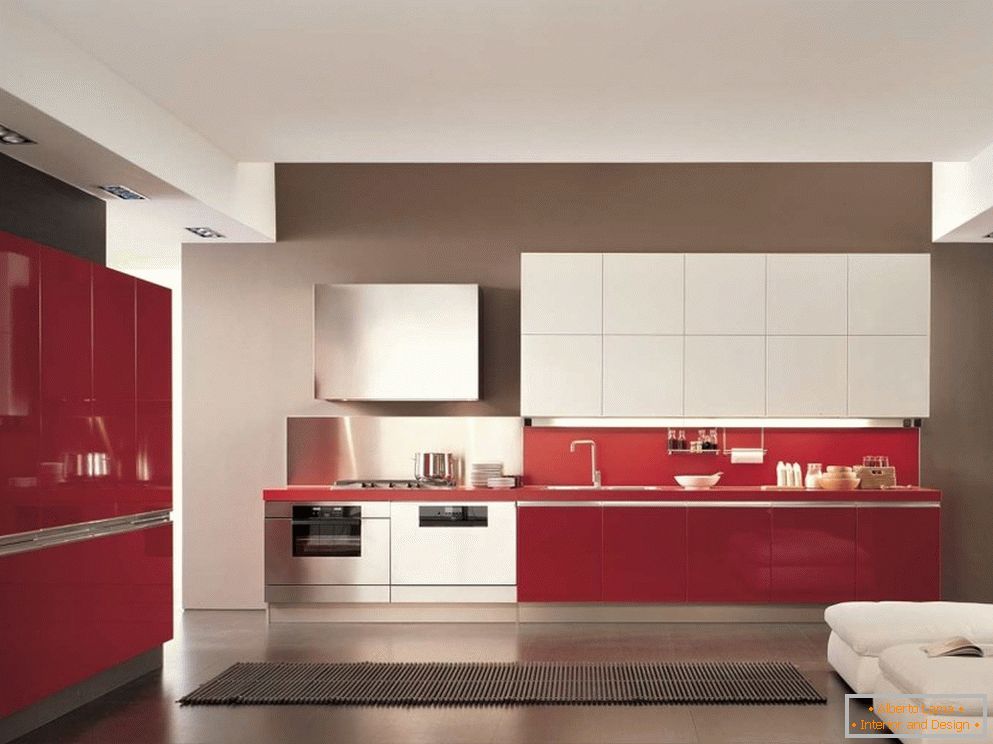 Rdeča kuhinja v slogu minimalizma
