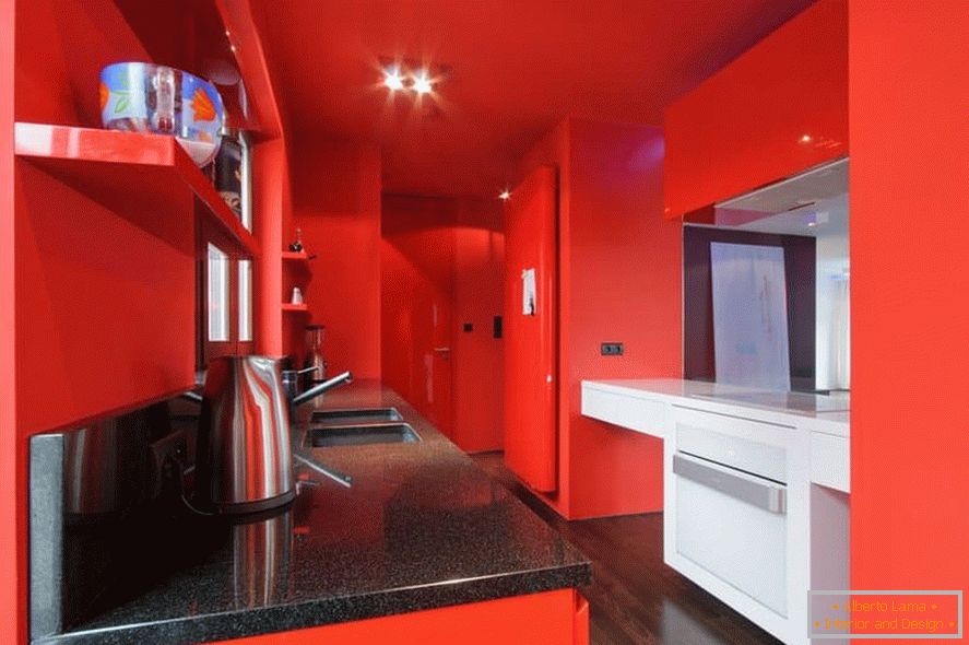Kuhinja z rdečimi stenami