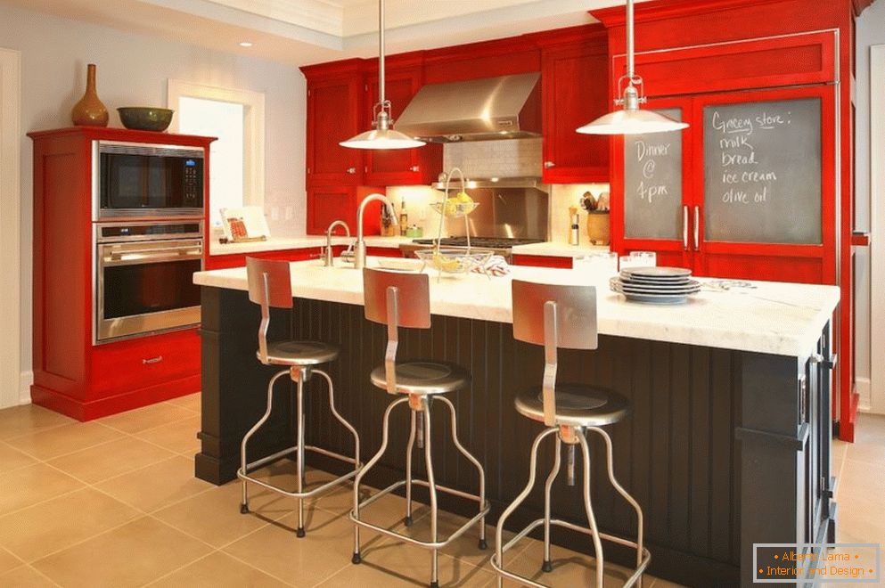Večstopenjski strop v kuhinji z rdečim pohištvom