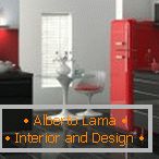 Rdeči hladilnik in sivo pohištvo v kuhinji
