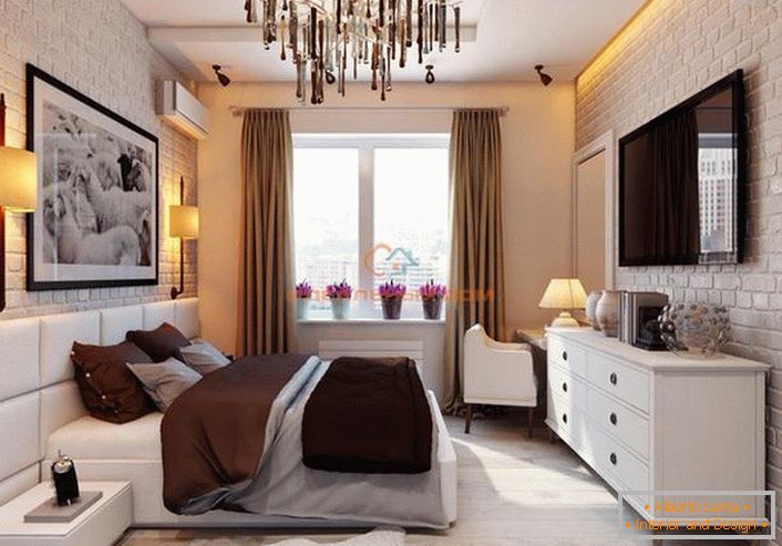 Majhna spalnica v slogu podstrešja je narejena v svetlih barvah. Eleganten, luksuzen dizajn v nenavadni interpretaciji.