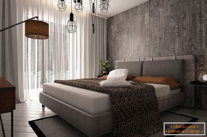 Primer dobro izbrane razsvetljave za spalnico v slogu podstrešja.