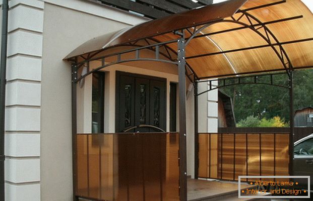 preprosta veranda iz polikarbonata v zasebni hiši
