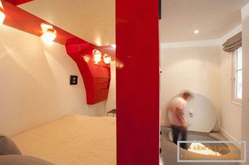 Izvirna oblika spalnice: preoblikovalna rdeča in bela soba ter kopalnica