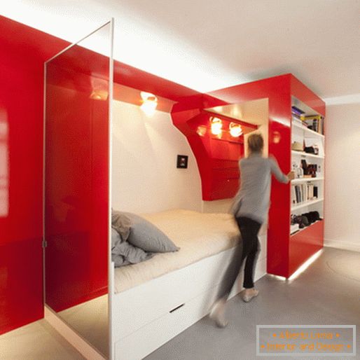 Preoblikovalna rdeča in bela spalnica