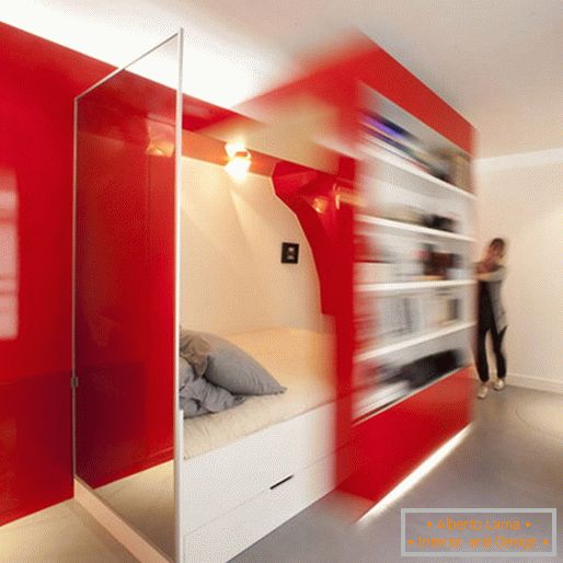 Preoblikovalna rdeča in bela spalnica