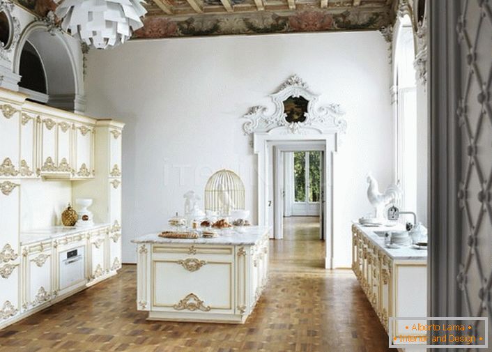 Notranjost v baročnem slogu je izvrstno, plemenito in funkcionalno okrašena.