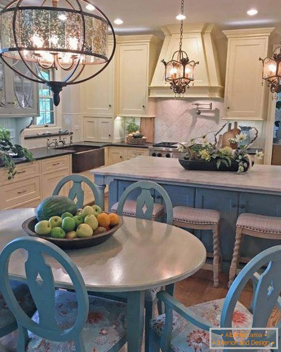 Country style v notranjosti kuhinje - svetilke in modri dekor