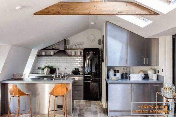 Bela kuhinjska mansarda z lesenim podom in tramovi