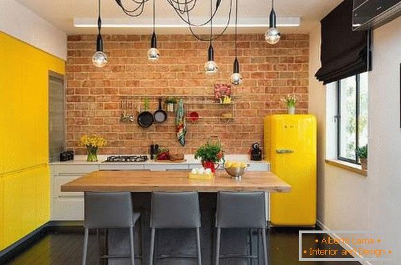 Kuhinje v slogu podstrešja z opeko - fotografija s svetlim dekorjem