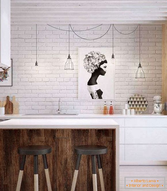 Bela opečna stena v kuhinji v slogu podstrešja