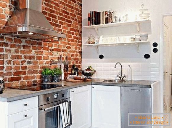 Dizajn kuhinje v slogu podstrešja - fotografija z rdečo opečno steno