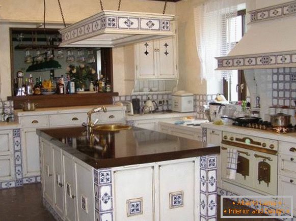 Okrasite kuhinjo s ploščicami v slogu Provence