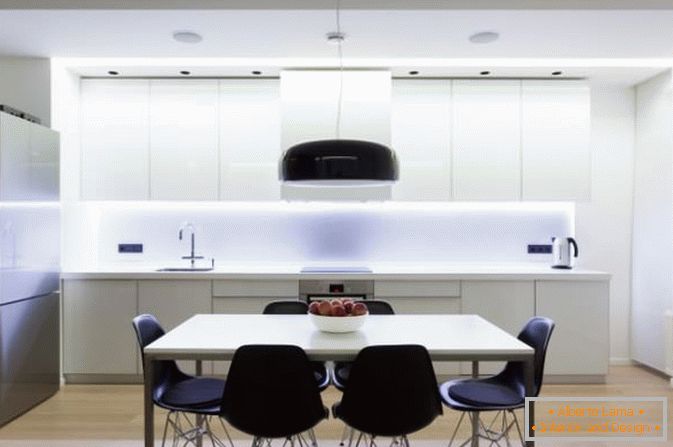 Kuhinja in jedilnica v beli barvi
