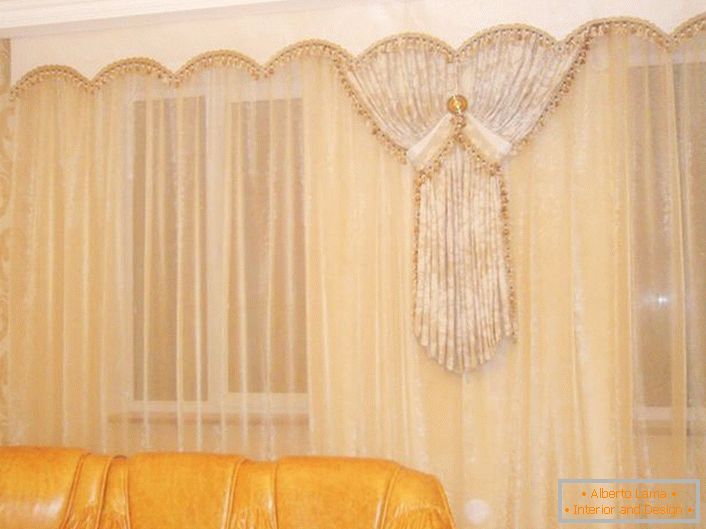 Nežne bežne zavese prozorne tkanine so odlične v tandemu z lambrequins v slonokoščeni barvi.