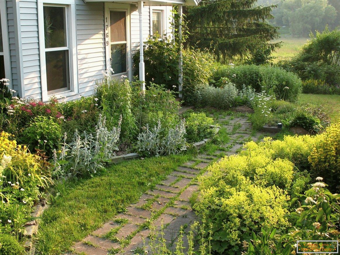 Flowerbeds okoli hiše