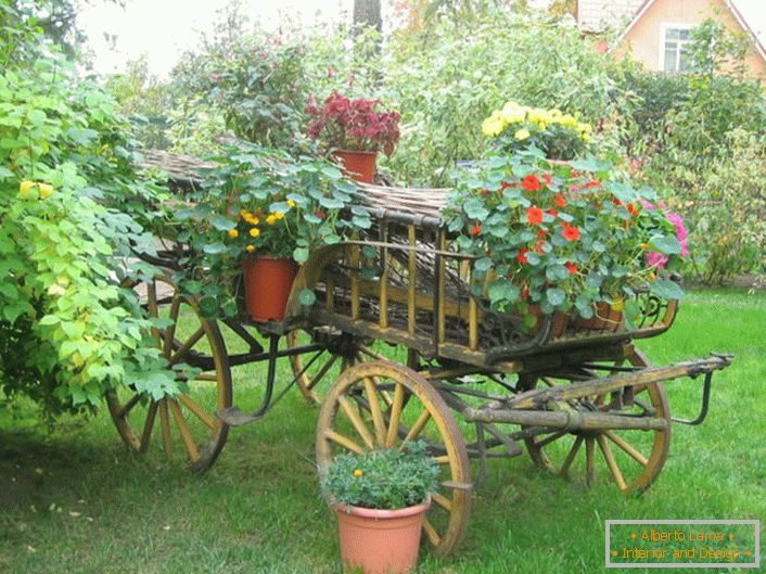 Izvirne cvetlične postelje v deželi so lahko izdelane iz starega vozička ali nepotrebnega kolesa.