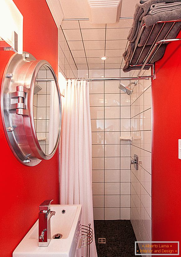 Svetlo rdeča barva majhne kopalnice