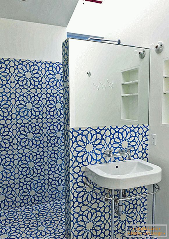 Modri ​​cvetlični vzorec na steni v kopalnici