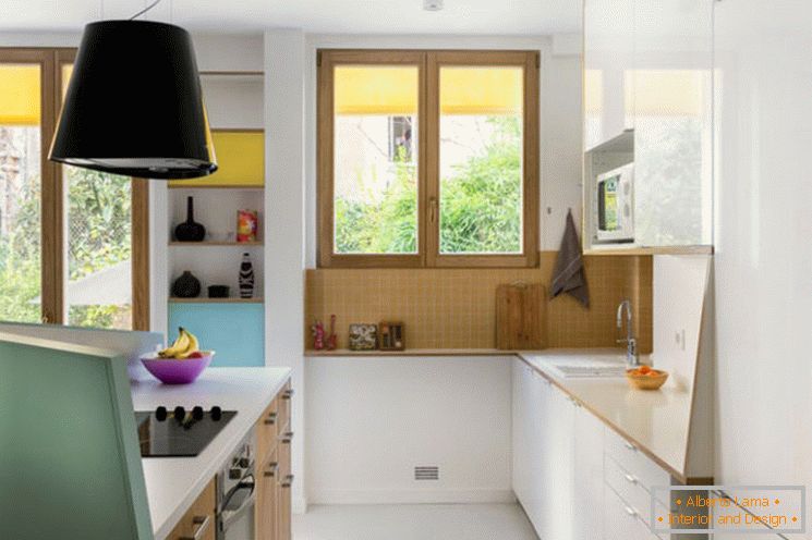 Ideja o notranjosti kuhinje za majhne apartmaje iz arhitektov MAEMA