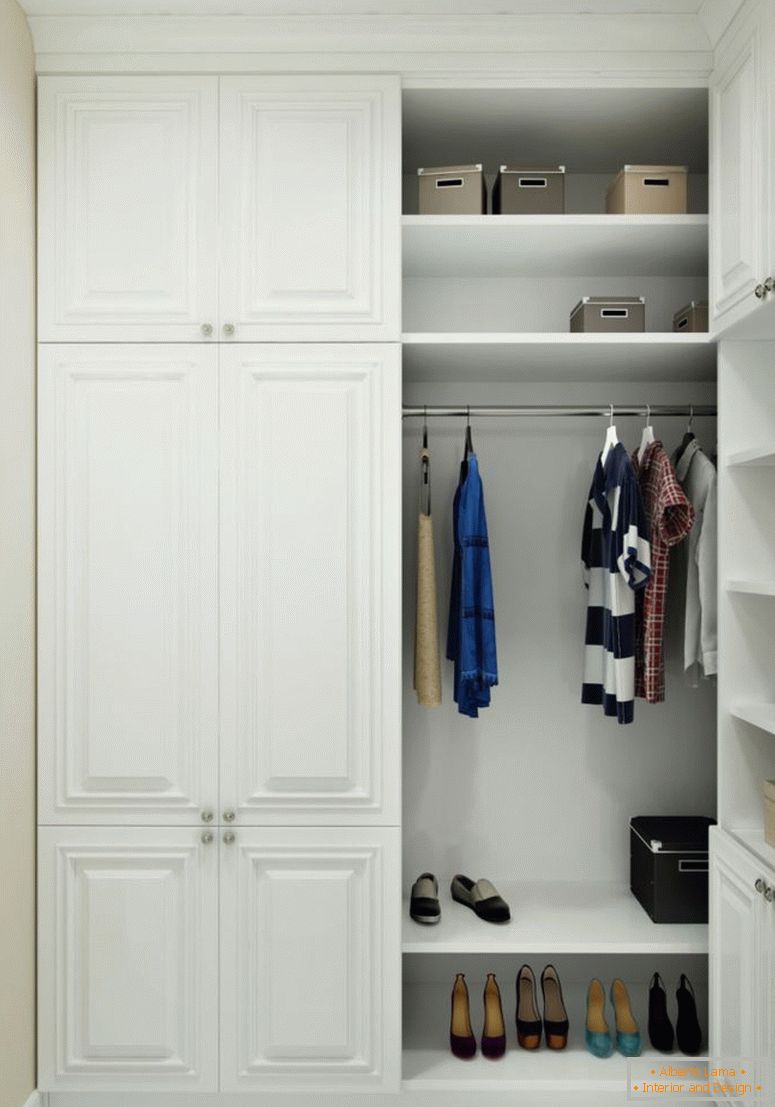 garderobne omare z majhno omaro s 3-metrskimi belo-omarami