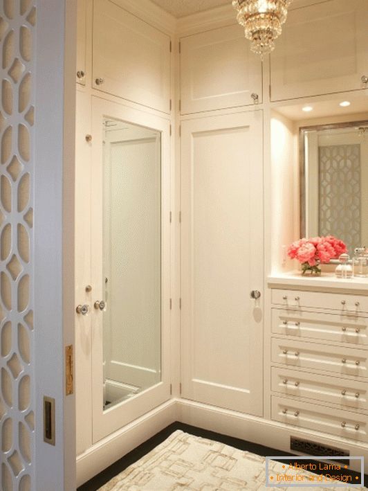 Elegantna garderobna soba z belo pohištvo