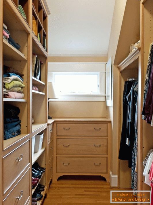Majhna garderobna soba z lesenim pohištvom