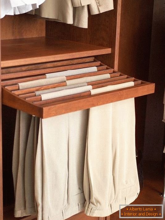 Ideja za shranjevanje hlačnic v garderobi