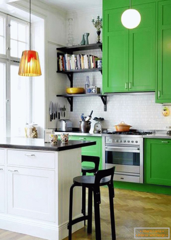 Kuhinja v beli in zeleni barvi