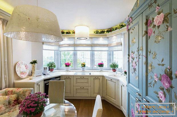 kuhinja v slogu Provence s cvetnimi motivi