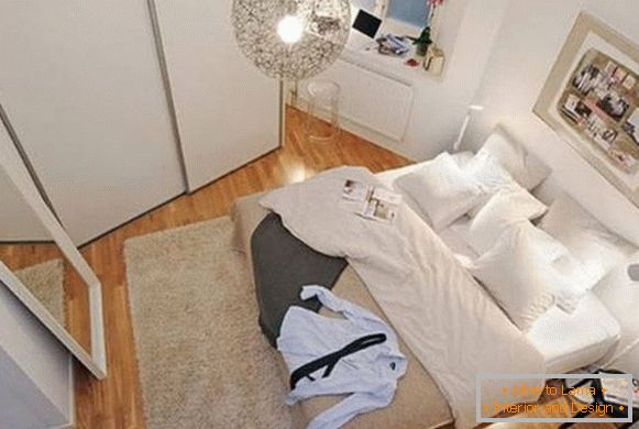 Zasnova spalnice v ultra bele barve