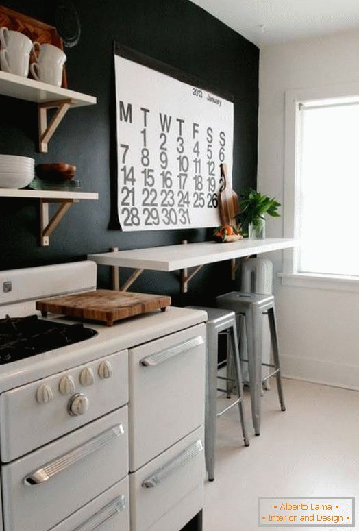 Črne stene in belo pohištvo v kuhinji