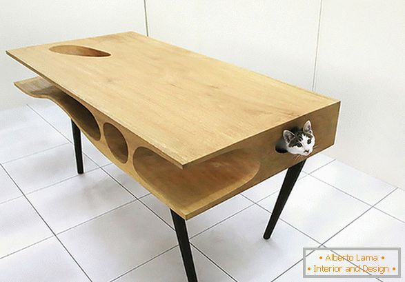 Nenavadna miza s hišo za mačko
