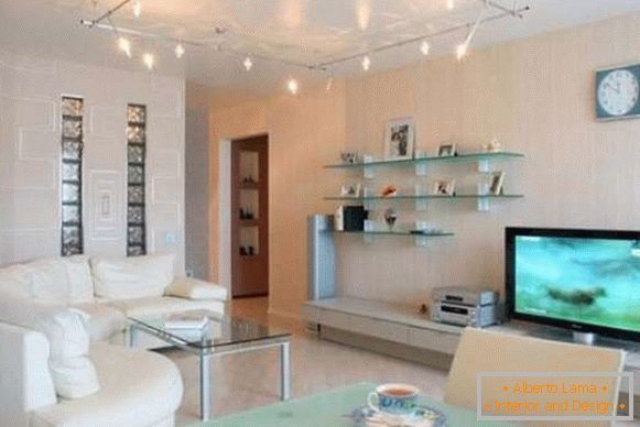 Zasnova majhnega garsonjskega apartmaja velikosti 30 kvadratnih metrov v visokotehnološkem slogu - fotografija dnevne sobe