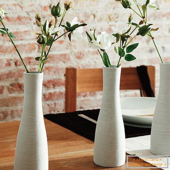 Vaze s cvetjem na mizi