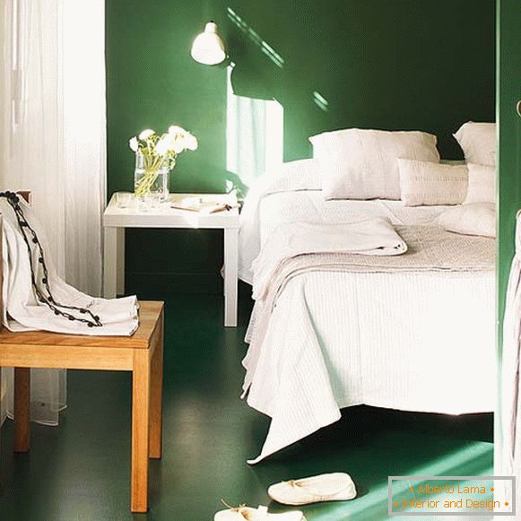 Mala spalnica v beli in zeleni barvi