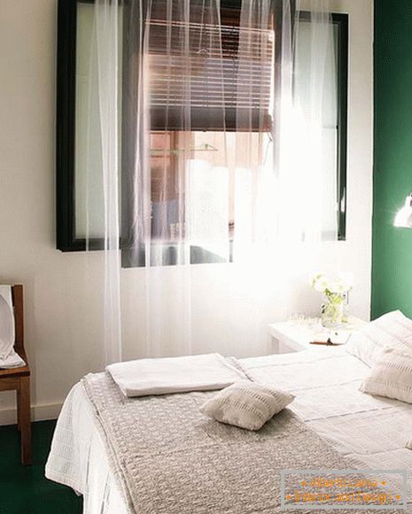 Notranjost spalnice v beli-zeleni barvi