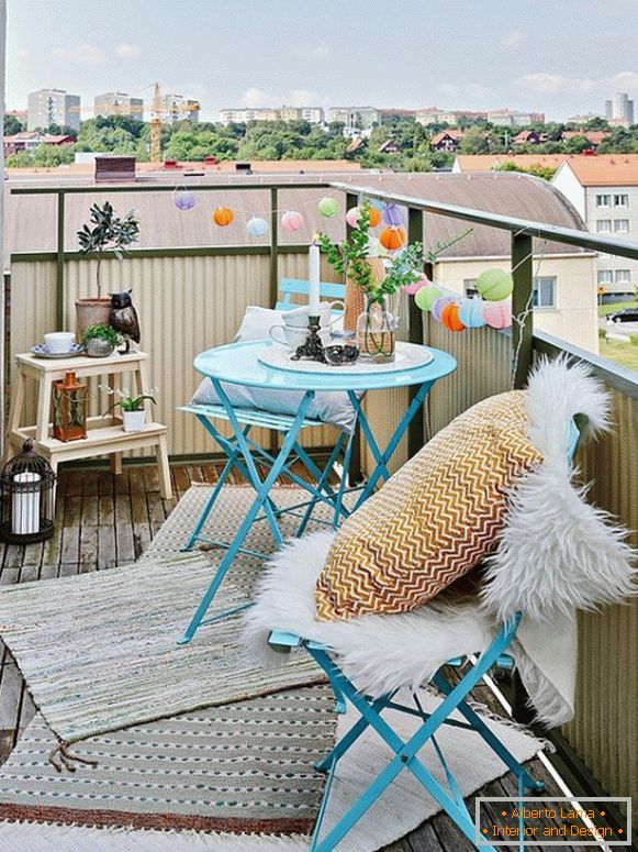 Elegantno pohištvo in dekor za balkon